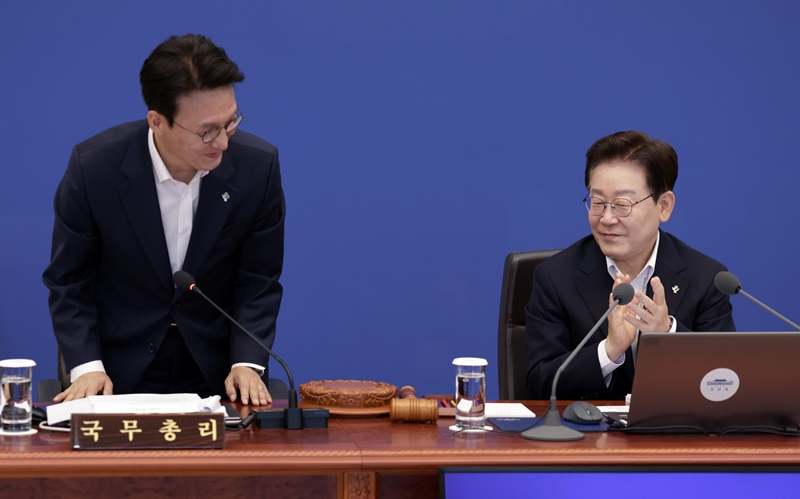 이재명 대통령이 30일 청와대에서 열린 국무회의 겸 비상경제점검회의에서 김민석 국무총리에게 박수를 보내고 있다. / 뉴시스