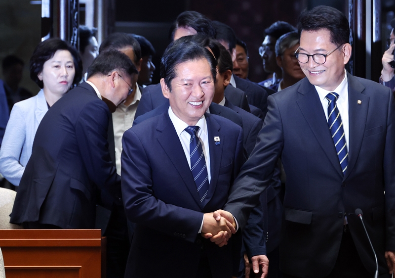 더불어민주당의 ‘8·17 전당대회’를 앞두고 당권 주자들 사이에서 이른바 ‘적통 논쟁’이 불거졌다. 사진은 정청래 전 대표와 송영길 의원이 지난 11일 국회에서 열린 의원총회에 입장하며 악수하는 모습. / 뉴시스