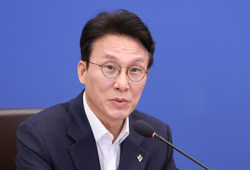 더불어민주당의 당권 주자로 분류되는 김민석 국무총리는 최근 자신을 ‘김대중 키즈’라고 발언했다. 사진은 김 총리가 30일 청와대에서 열린 국무회의 겸 비상경제점검회의에서 발언하고 있는 모습. / 뉴시스