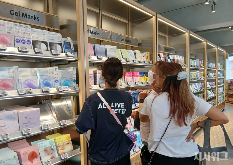 올리브영은 K-뷰티 열풍과 맞물려 외국인 관광객들 사이에서 ‘관광명소’로 주목받고 있다. / 사진=김지영 기자