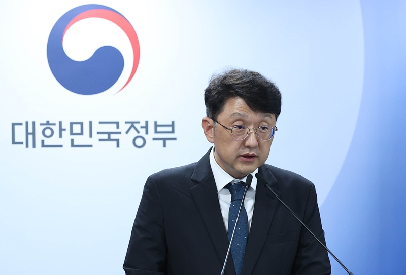 30일 과학기술정보통신부에 따르면 안면인증은 이용자가 이동통신 개통 업무에서 사용할 수 있는 본인인증 수단 중 하나로 도입된다. 사진은 최우혁 과학기술정보통신부 정보보호네트워크 정책실장이 30일 오전 서울 종로구 정부서울청사에서 휴대전화 부정사용 방지 종합대책을 발표하고 있는 모습. / 뉴시스 