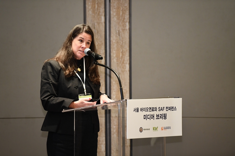 에린 하이트캠프 지보(Gevo) 부사장은 정부 차원에서 SAF 생산 시설 구축에 비용을 일부 지원해 SAF 가격을 낮출 필요가 있다고 설명했다. 그러면서 SAF 생산 방식 중 하나로 바이오에탄올을 활용해 항공유를 생산하는 ATJ(알코올-항공유 전환) 방식을 대안으로 제시했다. / 미국곡물바이오제품협회