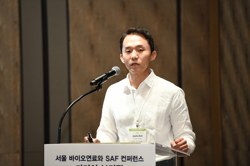 김주호 IATA 매니저는 유럽에서 탈탄소 정책 일환으로 SAF 의무 혼합 사용이 시행된 후 SAF 가격이 일반 항공유 대비 3~4배 수준에서 떨어지지 않는 현상이 나타나고 있다고 설명했다. / 미국곡물바이오제품협회