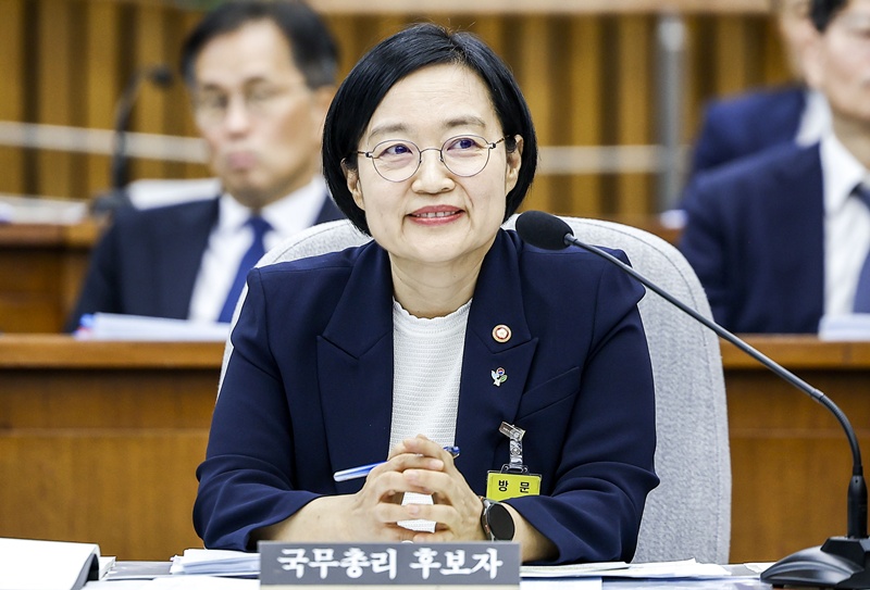 국회 ‘국무총리 임명동의에 관한 인사청문특별위원회(인청특위)’는 30일 더불어민주당 주도로 한성숙 후보자의 인사청문 심사경과보고서를 단독 채택했다. 사진은  지난 25일 서울 여의도 국회에서 열린 인사청문회에 참석한 한성숙 국무총리 후보자. / 뉴시스