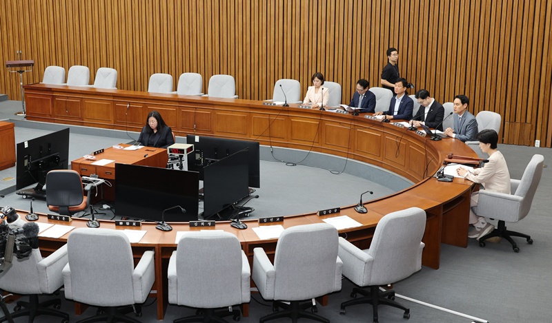 국민의힘은 이러한 의혹들이 충분히 해소되지 않은 상황에서 민주당이 인준을 밀어붙인 것은 “다수당의 횡포”이자 “의회 폭거”라고 비판했다. 사진은 지난 29일 여의도 국회에서 열린 국무총리(한성숙) 임명동의안 심사를 위한 인사청문회에 국민의힘 의원들의 자리가 비어있는 모습. / 뉴시스