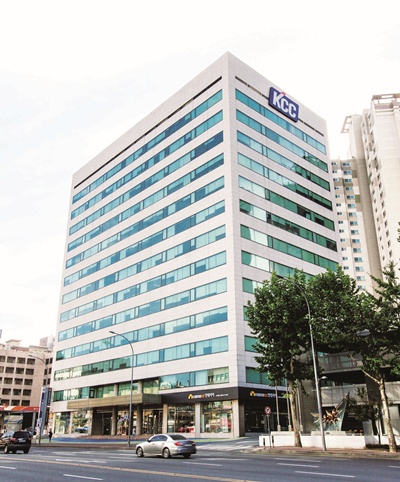 KCC가 본업 경쟁력 강화와 주주가치 제고를 바탕으로 기업가치 재평가 기대감을 키우고 있다. KCC 본사 전경 / KCC