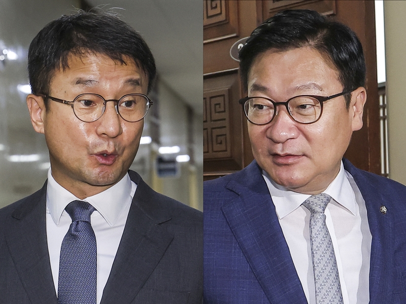 한병도(왼쪽) 더불어민주당 원내대표와 정점식 국민의힘 원내대표가 30일 국회 운영위원장실에서 하반기 국회 원 구성과 관련해 원내대표 회동을 마친 뒤 나와 취재진에게 입장을 밝히고 있다. 여야 원내대표는 이날 취재진에게 원 구성 협상에 결렬됐다고 말했다. / 뉴시스