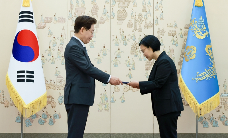 이재명 대통령이 1일 청와대에서 한성숙 국무총리에게 임명장을 수여하고 있다. (청와대통신사진기자단) / 뉴시스