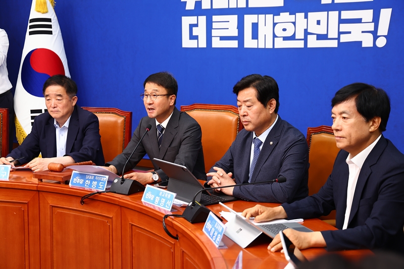 22대 후반기 국회 11개 상임위원장을 단독 선출한 더불어민주당이 ‘입법 속도전’에 나설 방침이다. 사진은 한병도 대표 직무대행 겸 원내대표가 1일 국회에서 열린 최고위원회의에서 발언하고 있는 모습. / 뉴시스