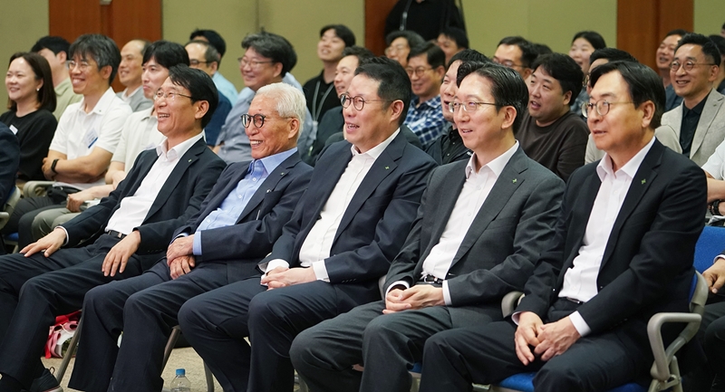 HS효성그룹은 지난달 30일 창업 60년·창립 2주년을 맞아 서울 마포 본사에서 창립 기념행사를 개최했다고 1일 밝혔다. 사진은 김규영 HS효성 회장(앞줄 왼쪽부터 두번째), 조현상 HS효성 부회장(앞줄 왼쪽부터 세번째)을 비롯한 경영진들과 임직원들이 HS효성 창립 2주년 행사에 참석한 모습./  HS효성