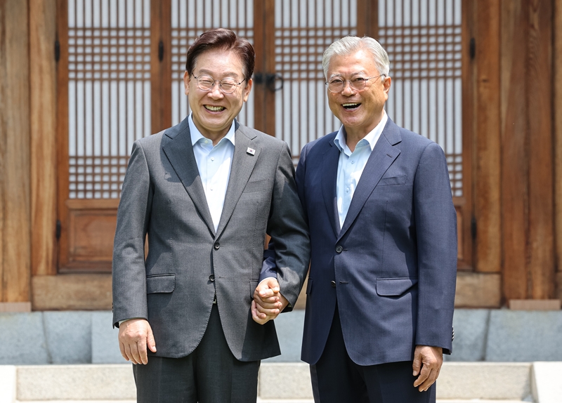 이재명 대통령이 1일 청와대 상춘재에서 문재인 전 대통령과 오찬 회동을 하기 전 기념촬영을 하고 있다. (청와대통신사진기자단) / 뉴시스