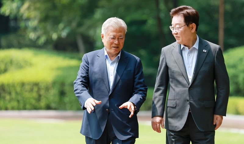 이재명 대통령과 문재인 전 대통령이 1일 청와대에서 오찬을 하기 위해 상춘재로 이동하며 대화하고 있다. (청와대통신사진기자단) / 뉴시스