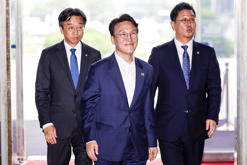 더불어민주당 당권 주자인 김민석 전 국무총리가 약 1년 간의 총리 임기를 마치고 당에 복귀했다. 사진은 김 전 총리가 1일 국회 본청으로 들어오고 있는 모습. / 뉴시스