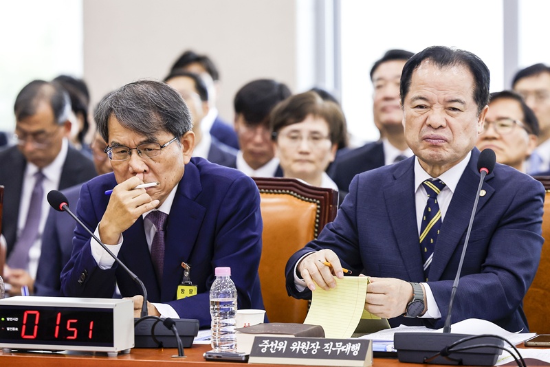 사전투표 폐지론이 다시 도마에 올랐다. 중앙선거관리위원회의 전·현직 간부들이 사전투표 제도의 관리 부담과 운영상 한계를 인정하며 보완 필요성에 공감대를 나타내면서다. 사진은 1일 국조특위에 참여한 노태악 전 중앙선관위원장(왼쪽)과 위철환 중앙선관위원장 직무대행(오른쪽). / 뉴시스