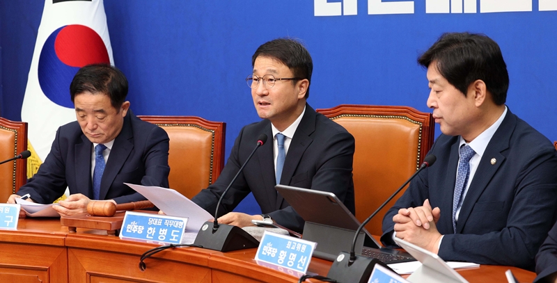 한병도 더불어민주당 대표 직무대행 겸 원내대표가 3일 서울 여의도 국회에서 열린 최고위원회의에서 발언하고 있다. / 뉴시스