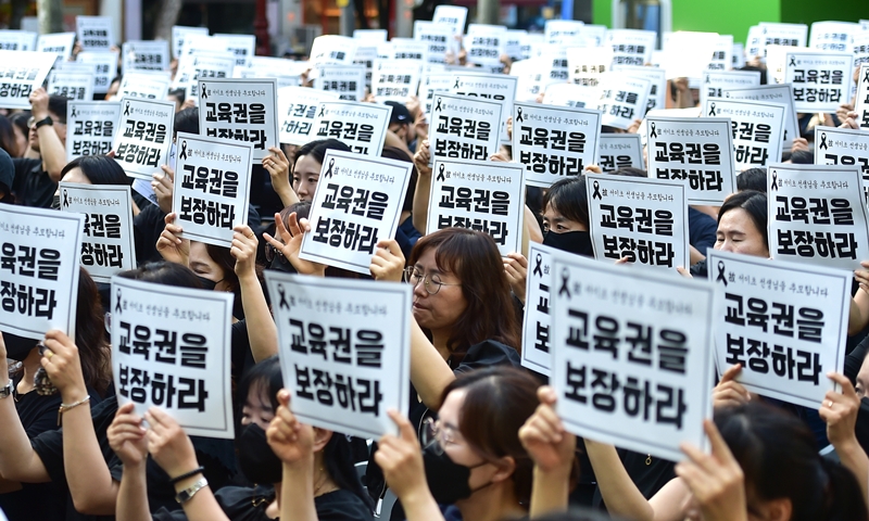 지난 2023년 9월 4일 오후 대구시교육청 앞 분수광장에서 열린 고 서이초 사망교사 49재 대구 추모집회에서 참석자들이 현장 교사들의 요구를 즉각 반영해 줄 것을 촉구하고 있다. / 뉴시스