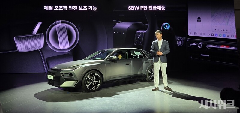 디 올 뉴 아반떼는 차체 크기가 일부 중형 세단보다 크게 설계됐다. 이 때문에 국산 중형 세단인 쏘나타 단종설이 다시 피어나고 있다. 사진은 2026 부산모빌리티쇼에서 윤효준 현대차 국내사업본부장이 신형 아반떼 기능에 대해 설명하는 모습. / 부산=제갈민 기자