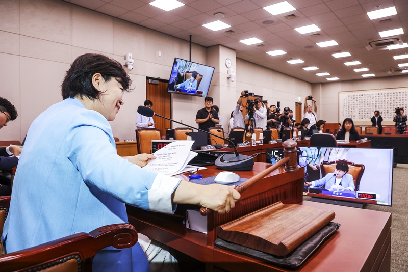 서영교 신임 법제사법위원장이 2일 서울 여의도 국회에서 열린 국회 법제사법위원회 전체회의에서 의사봉을 두드리고 있다. / 뉴시스