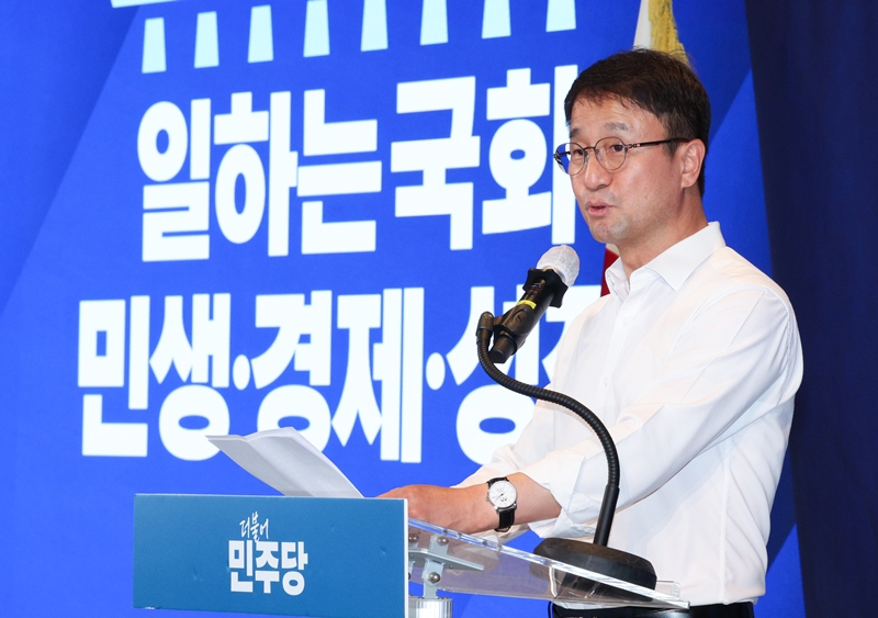 한병도 더불어민주당 대표 직무대행 겸 원내대표가 3일 서울 용산 서울드래곤시티호텔에서 열린 더불어민주당 후반기 국회 대비 국회의원 워크숍에서 인사말을 하고 있다. / 뉴시스