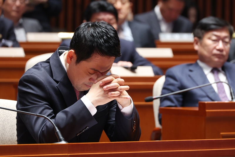 국민의힘이 당 안팎에서 위기에 직면했다. 당내에서는 6·3지방선거 이후 불거진 지도부 책임론이 징계 논란으로 번지며 계파 갈등이 격화하고 있다. 사진은 지난 3월 31일 국회에서 열린 의원총회에 참석한 장동혁 대표의 모습. / 뉴시스