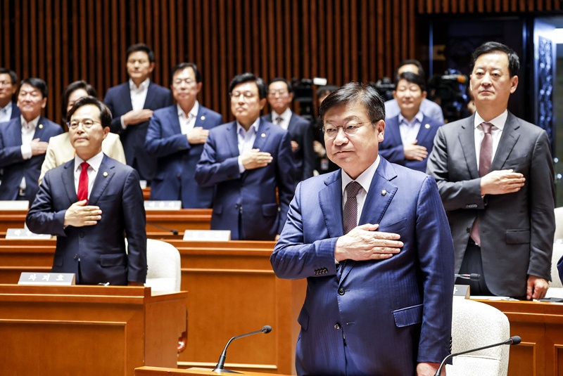 민주당이 과반 의석을 앞세워 국회 운영의 주도권을 쥔 상황에서 국민의힘의 선택지는 여론전에 기대거나 장외 투쟁 수위를 높이는 정도에 그친다. 하지만 강경 투쟁을 이어갈 경우 ‘발목 잡기’ 프레임에 갇힐 수 있고, 협상에 나설 경우 지지층의 반발을 감수해야 하는 딜레마에 놓여 있다. 사진은 지난달 18일 국회에서 열린 국민의힘 의원총회 모습. / 뉴시스