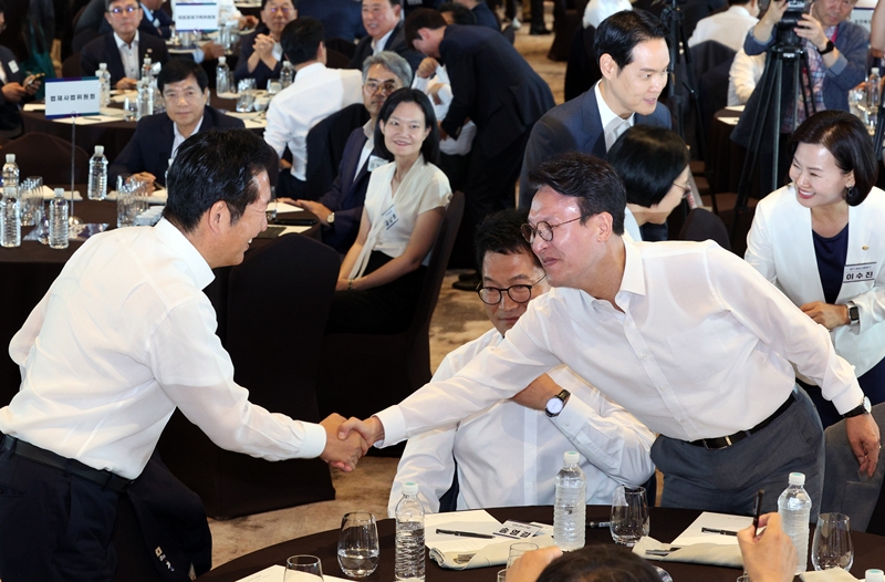 더불어민주당 당권 주자들의 ‘이슈 선점’ 경쟁이 본격화한 모습이다. 사진은 정청래(왼쪽) 전 대표와 김민석 전 국무총리가 3일 서울 용산 서울드래곤시티호텔에서 열린 민주당 후반기 국회 대비 국회의원 워크숍에 참석해 악수하고 있는 모습. 가운데는 송영길 의원. / 뉴시스