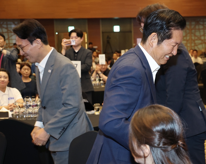 더불어민주당 당권 주자인 정청래 전 대표가 지난주까지 보완수사권 등을 쟁점화시키며 전당대회 이슈를 주도했다면, 이번엔 김민석 전 국무총리가 정 전 대표에 대한 ‘연임 적절성’ 등을 꺼내며 반격에 나섰다. 사진은 지난달 28일 경기 광주시 곤지암리조트에서 열린 민주당 6.3 지방선거 청년 당선자 워크숍에서 김 전 총리와 정 전 대표가 이동하고 있는 모습. / 뉴시스