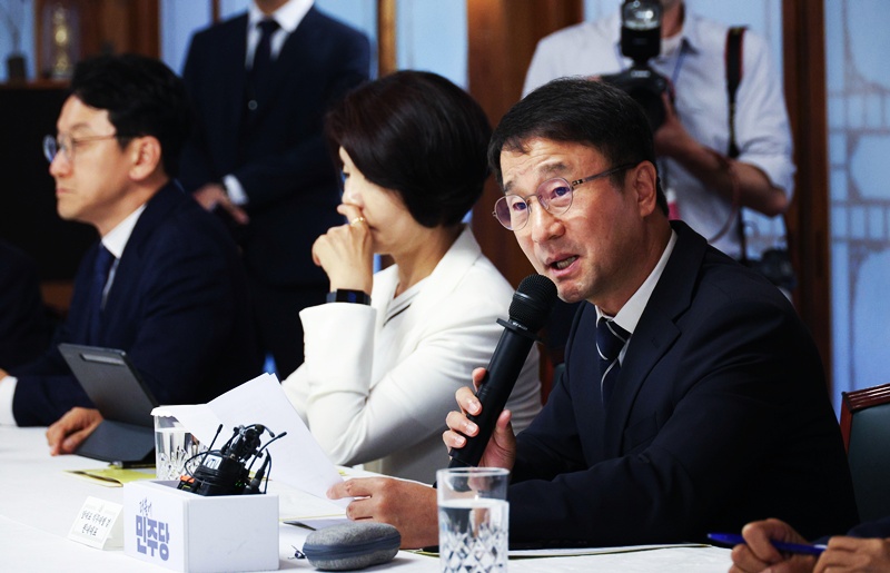 한병도 더불어민주당 대표 직무대행 겸 원내대표가 5일 오후 서울 종로구 삼청동 국무총리 서울공관에서 열린 고위당정협의회에 참석해 모두발언을 하고 있다. (공동취재) / 뉴시스