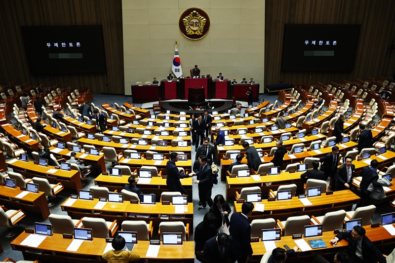 민주당은 패스트트랙 처리 기간을 현행 최장 330일에서 75일로 단축하는 방향의 국회법 개정을 추진하겠다고 밝혔다. / 뉴시스