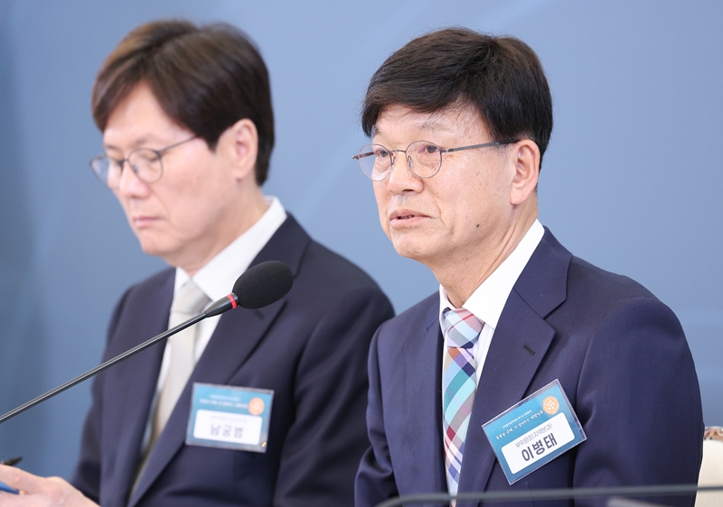 이병태 규제합리화위원회 부위원장이 15일 청와대에서 열린 규제합리화위원회 제1차 전체회의에서 발언하고 있다. (청와대통신사진기자단) / 뉴시스