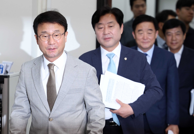 한병도 더불어민주당 대표 직무대행 겸 원내대표가 6일 국회에서 열린 최고위원회의에 입장하고 있다. / 뉴시스