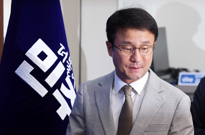 한병도 더불어민주당 대표 직무대행 겸 원내대표가 6일 서울 여의도 국회에서 열린 최고위원회의에 입장하고 있다. / 뉴시스