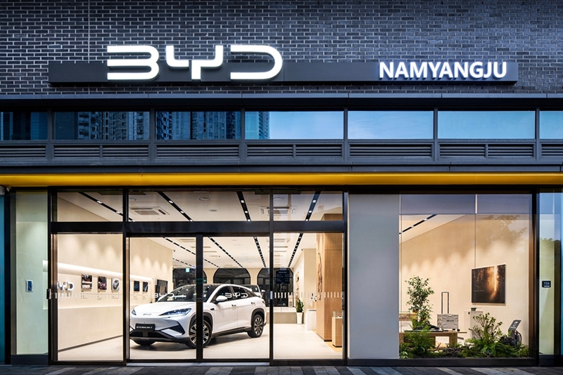 BYD코리아는 올 상반기 1만대 이상 판매를 기록했다. 사진은 지난달 오픈한 BYD코리아의 승용 부문 34번째 전시장인 BYD Auto 남양주 전시장. / BYD코리아