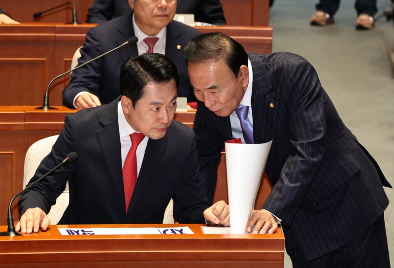 충북 동남4군(보은·옥천·영동·괴산) 당협위원장인 박덕흠 의원은 SNS를 통해 “국민의힘 중앙당은 당내 선출 결과에 반해 개별 후보자 등록 후 세력 규합 또는 타당과 야합하는 해당행위를 한 자는 ‘탈당 권고’ 이상의 중징계 처분을 권고한다고 밝힌 바 있다”고 비판했다. 사진은 장동혁 국민의힘 대표와 박덕흠 의원이 지난 5월 6일 의원총회에서 대화하는 모습. / 뉴시스