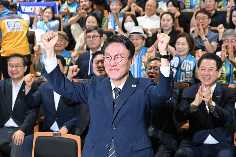 김민석 전 국무총리가 6일 오전 전남광주 동구 전일빌딩 245에서 더불어민주당 당대표 선거 출마 선언을 하고 있다. / 뉴시스