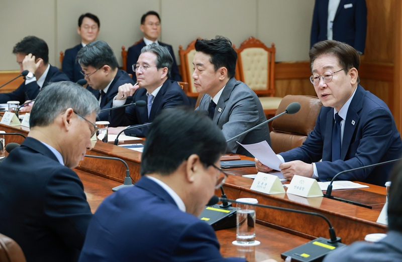 이재명 대통령이 6일 청와대에서 열린 메가프로젝트 민관합동 점검회의에서 발언하고 있다. / 뉴시스