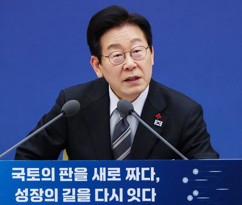 이재명 대통령이 지난해 12월 12일 세종시 정부세종컨벤션센터에서 열린 국토교통부 업무보고에서 다원시스의 장기 납품 지연 문제를 지적하며 철도차량 입찰과 계약 관리 체계 전반의 개선 필요성을 주문했다. / 뉴시스