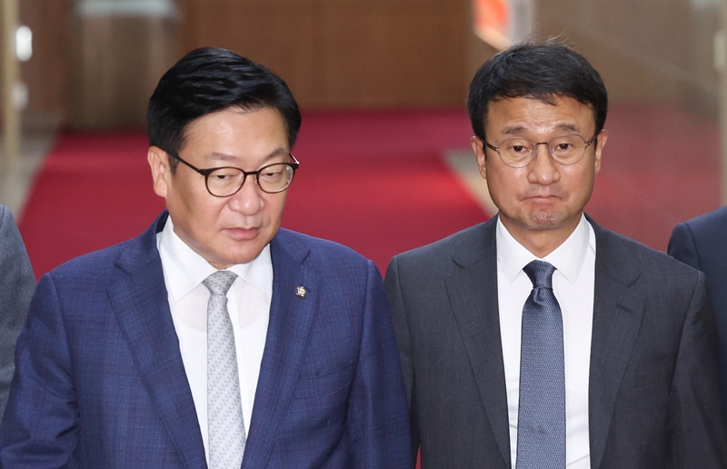 정보통신망법 개정안이 7일부터 시행되는 가운데, 개정안을 둘러싼 여야의 공방이 심화하고 있다. 사진은 한병도(오른쪽) 더불어민주당 대표 직무대행 겸 원내대표와 정점식 국민의힘 원내대표가 지난달 30일 국회에서 국회의장 주재 여야 교섭단체 원내대표 회동을 마치고 밖으로 이동하고 있는 모습. / 뉴시스