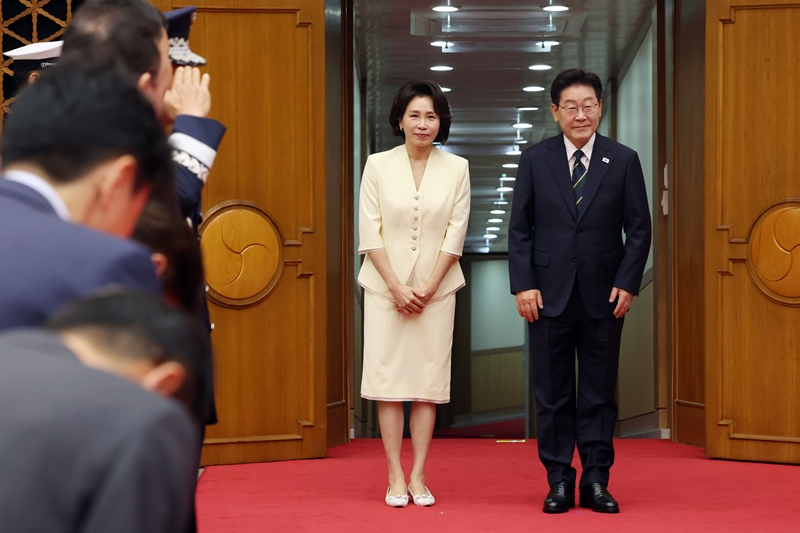 북대서양조약기구(NATO) 정상회의 참석 및 몽골을 국빈 방문하는 이재명 대통령과 김혜경 여사가 7일 경기 성남 서울공항에서 출국하며 인사하고 있다. / 뉴시스