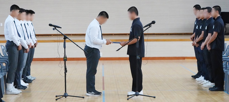 청룡기 전국고교야구선수권대회에서 발생한 배재고등학교 야구부의 ‘5·18 조롱성 응원 구호’ 논란이 양교 학생들의 사과와 용서로 일단락되는 분위기다. 사진은 6일 서울 배재고등학교 야구부 주장(왼쪽)이 광주제일고등학교를 찾아 제일고 야구부 주장에게 사과문을 전달한 후 악수를 하는 모습. / 뉴시스