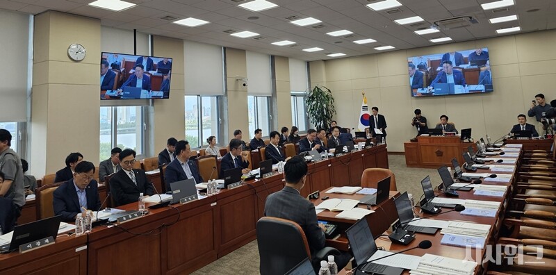 7일 국회에서 국민의힘 의원들의 불참 속 재정경제기획위원회 전체회의가 진행되고 있다. / 전두성 기자