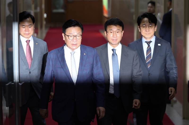 국회 상임위원회가 국민의힘의 불참 속 반쪽으로 진행되는 가운데, 여야의 날 선 공방도 심화하고 있다. 사진은 한병도(오른쪽 두번째) 더불어민주당 대표 직무대행 겸 원내대표와 정점식 국민의힘 원내대표가 지난달 30일 오후 국회에서 국회의장 주재 여야 교섭단체 원내대표 회동을 마치고 밖으로 이동하고 있는 모습. / 뉴시스
