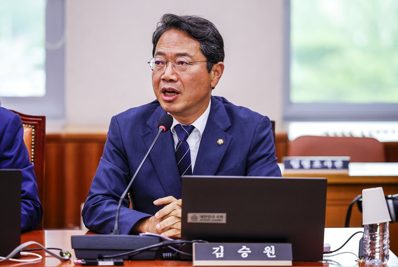 김승원 더불어민주당 의원이 공공의 이익을 위한 합리적인 의사결정은 보호하고, 고의적인 배임행위는 엄정히 책임을 묻는 내용을 담은 형법·상법 개정안을 7일 대표발의했다. / 뉴시스
