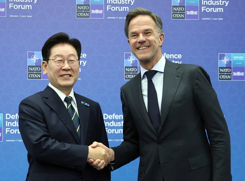 이재명 대통령과 마르크 뤼터 북대서양조약기구(NATO·나토) 사무총장이 7일(현지 시간) 튀르키예 앙카라 컨벤션센터에서 면담에 앞서 기념촬영을 하고 있다. / 뉴시스