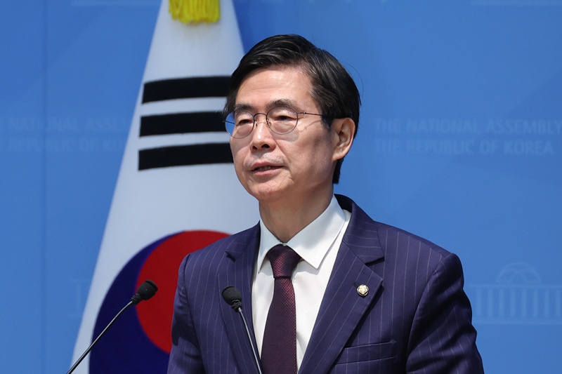 조경태 의원은 8일 SBS라디오 ‘김태현희 정치쇼’에 출연해 자신에 대한 논란을 반박하고 나섰다. 그는 박덕흠 의원을 겨냥해 “내란 옹호세력, 또는 내란 수괴의 탄핵을 반대한 사람이 국회직에 앉는 것이 정상적인 정당이냐”며 자신의 낙선 청탁이 정당했다고 주장했다. / 뉴시스