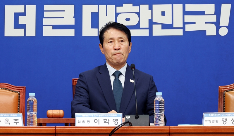 더불어민주당이 ‘8·17 전당대회’를 앞두고 신경전이 고조되는 상황에서, ‘전당대회 룰’마저 삐걱대는 모습이다. 사진은 이학영 전국당원대회준비위원장이 지난 7일 국회에서 열린 전준위 3차 전체회의에 참석해 있는 모습. / 뉴시스