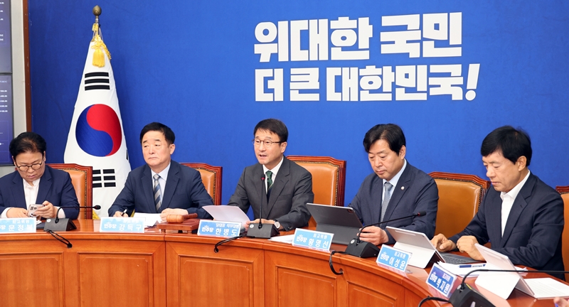 더불어민주당 전당대회준비위원회가 당 대표 선거와 관련해 ‘선호투표제’ 방식을 도입하기로 했는데, 이를 두고 친청계(친정청래계)가 8일 최고위원회의에서 “원천 무효”라며 강력 반발했다. 사진은 한병도 대표 직무대행 겸 원내대표가 이날 최고위에서 발언하고 있는 모습. / 뉴시스