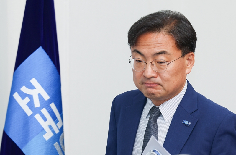 신장식 조국혁신당 대표 권한대행이 지난 15일 오전 서울 여의도 국회에서 열린 최고위원회의장으로 입장하고 있다. / 뉴시스