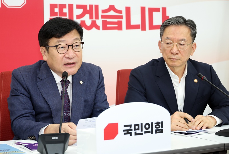 정점식(왼쪽) 국민의힘 원내대표가 8일 여의도 국회에서 정성호 법무부 장관을 접견하며 발언하고 있다. / 뉴시스