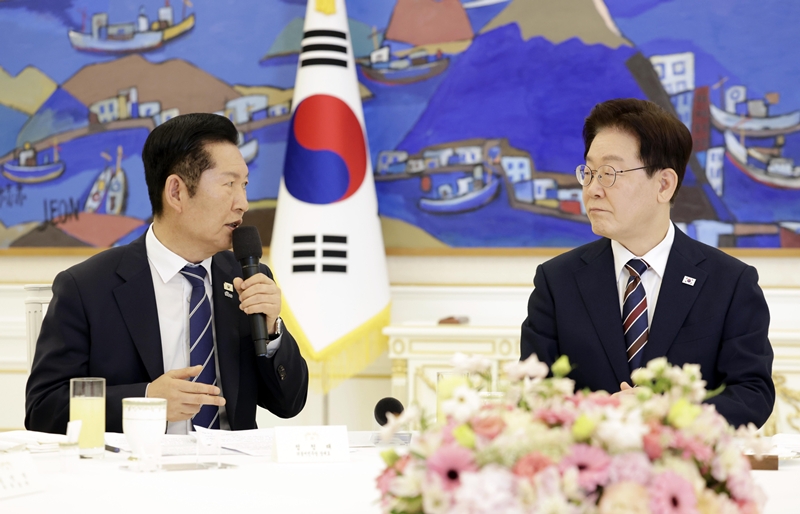 이재명 대통령이 지난 4월 7일 청와대에서 열린 여야정 민생경제협의체 회담 및 오찬에서 정청래 더불어민주당 전 대표의 발언을 듣고 있다. / 뉴시스